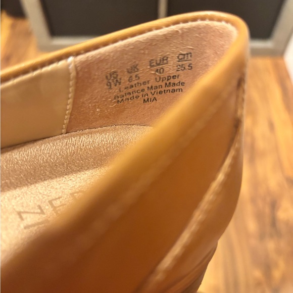 Naturalizer Women's 9W Tan Loafer - Picture 3 of 5